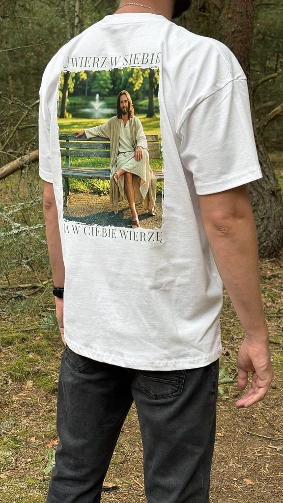 Koszulka z Jezusem - bawełna czesana 230 gram na metr kwadrat - duży nadruk na modelu stojącym w lesie. 
