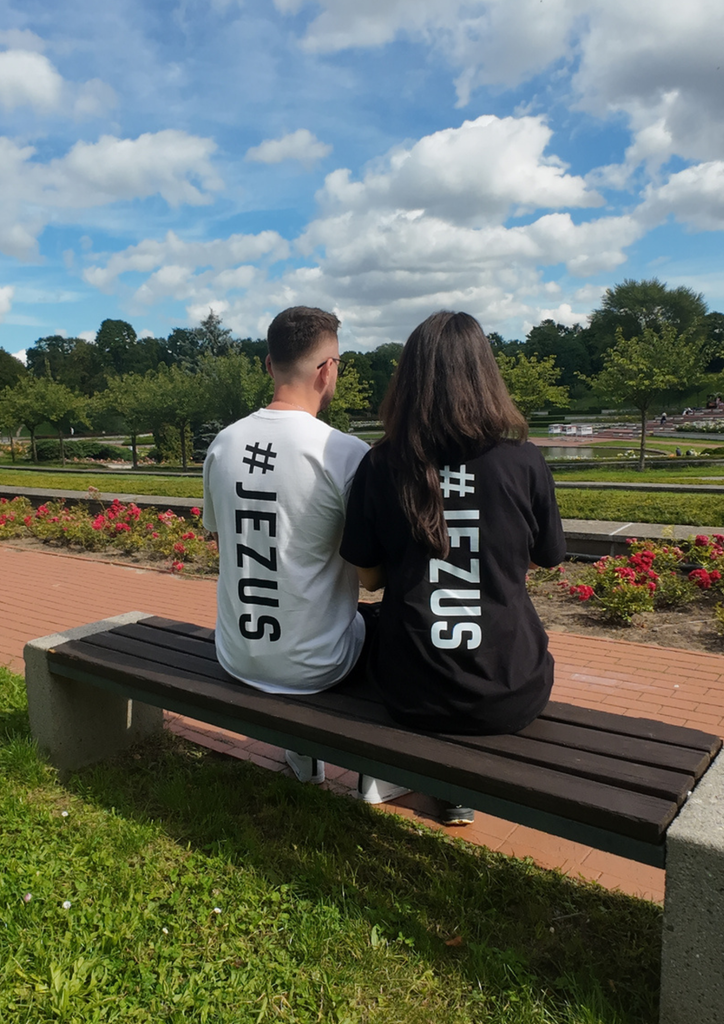 Koszulki z Jezusem unisex na modelach w parku